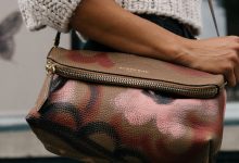 Woman carrying a purse to the doctor